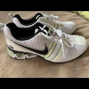 Nike 7.5 tennis shoes.